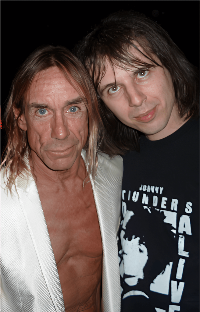 Photo de Sylvain Peter aux côtés de la légende du rock Iggy Pop, leader du groupe The Stooges.