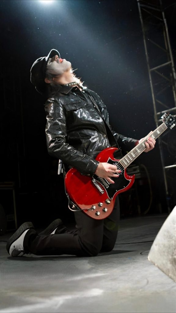 Sylvain Peter coach guitare sur la scène de l'Elysée Montmarte 2011